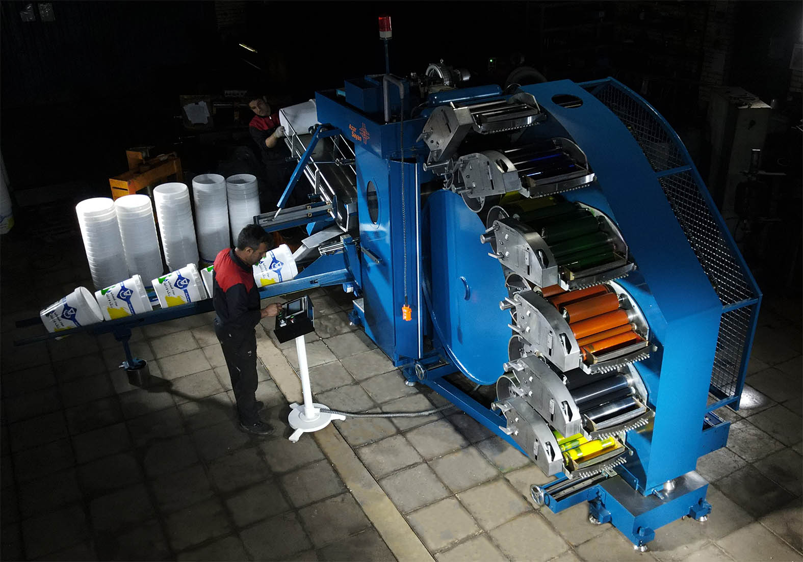 ماشین چاپ سطل شش رنگ ساخته شده در شرکت آذرسایان ماشین که با اپراتوری آسان درحال کار است.